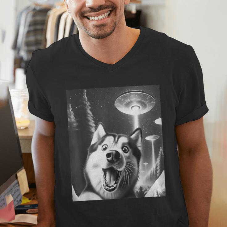 Siberian Husky Alien UFO Taking a Selfie Dog Mom Dad Men's V-Neck T-Shirt