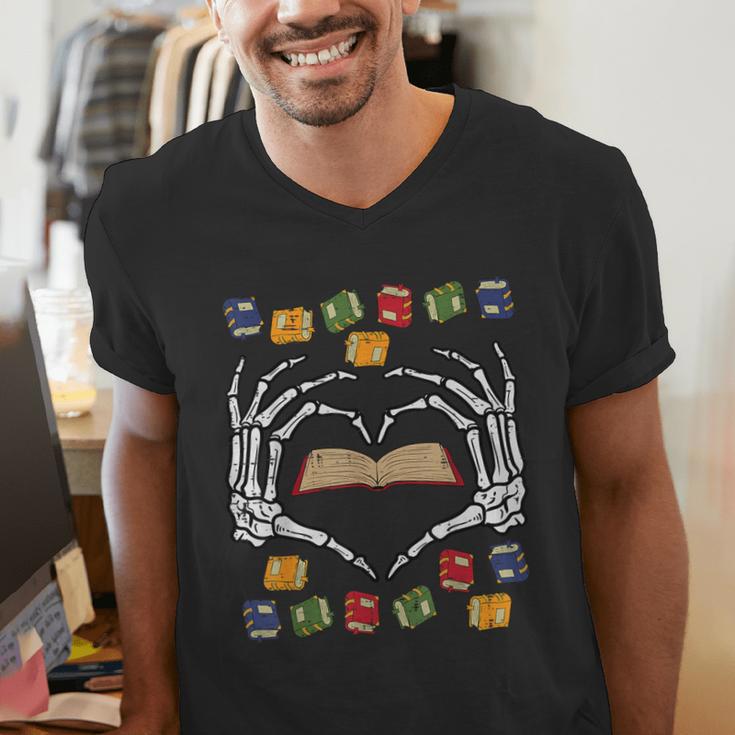 Skeleton Heart Read Reading Book Librarian Halloween Women Men's V-Neck T-Shirt