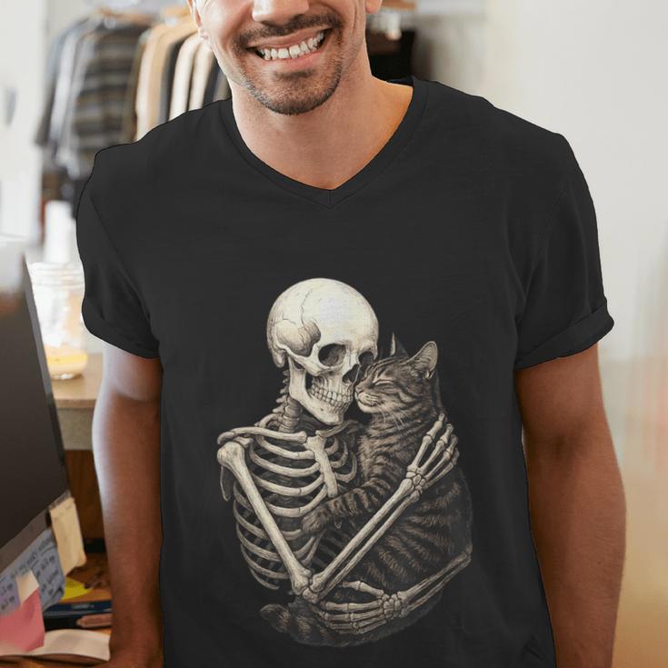 Skeleton Hugging Cat Halloween Cat Lover Cat Mom Dad Men's V-Neck T-Shirt