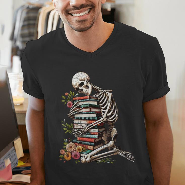 Skeleton Reading Book Halloween Bookworm Bibliophile Reader Men's V-Neck T-Shirt