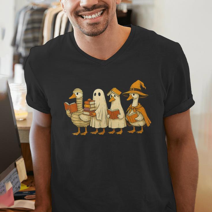 Spooky Halloween Book Lover Halloween Reading Goose Men's V-Neck T-Shirt