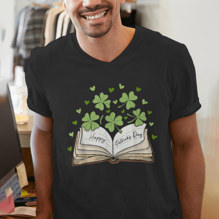 St Patricks Day Book Lover Librarian Reading Saint Pattys Men's V-Neck T-Shirt