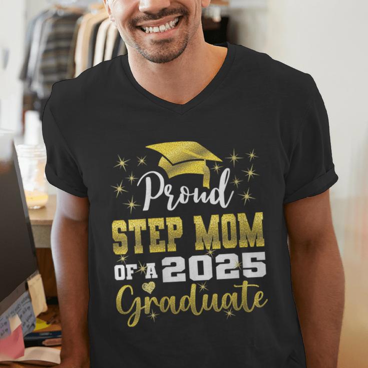 Super Proud Step Mom Of 2025 Graduate Graduation Family Men's V-Neck T-Shirt