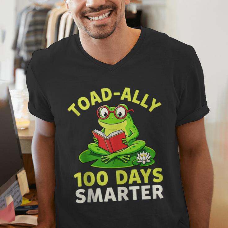 Toad-Ally 100 Days Smarter Frog Reading Book 100 School Day Men's V-Neck T-Shirt
