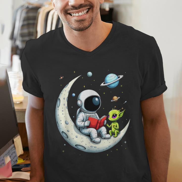 UFO Alien Astronaut Reading Book In Space Men's V-Neck T-Shirt