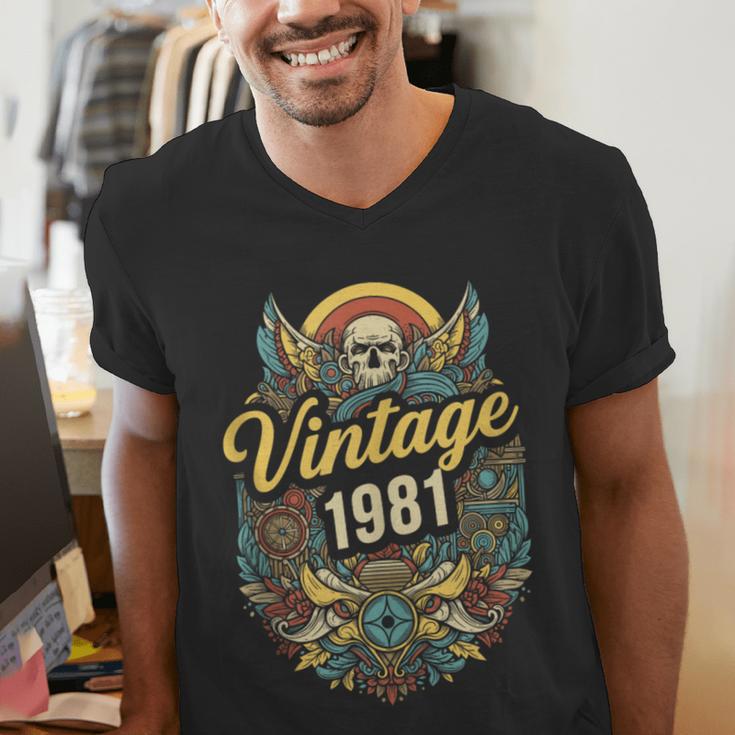 Vintage 1981 Retro Badge Nostalgia Eighties Compass Skull Men's V-Neck T-Shirt