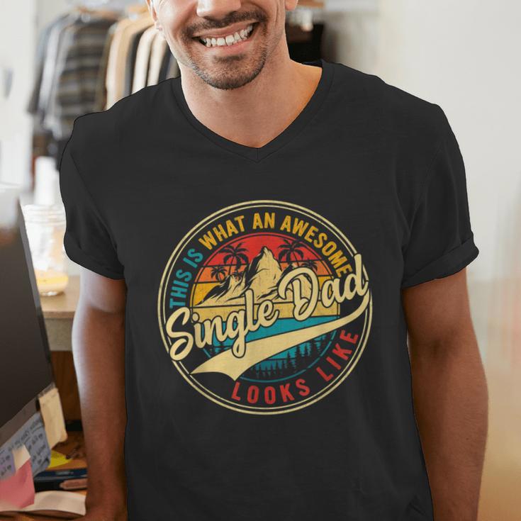 Vintage Awesome Single Dad Retro Fathers Day For Dad Grandpa Men's V-Neck T-Shirt