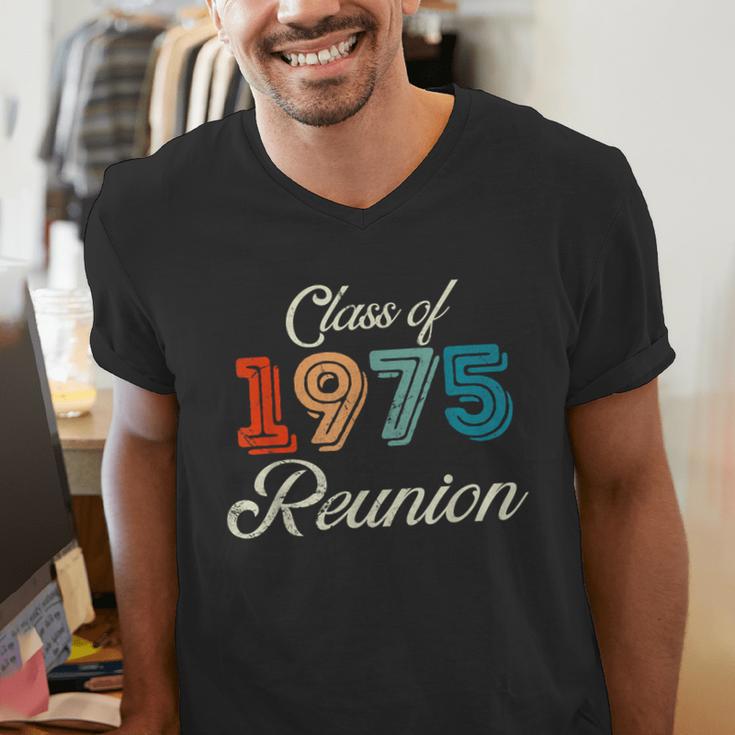 Vintage Class Of 1975 Reunion 50th Graduation Classmate Cool Men's V-Neck T-Shirt
