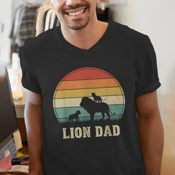 Vintage Lion Dad Father Grandpa Father's Day Men's V-Neck T-Shirt