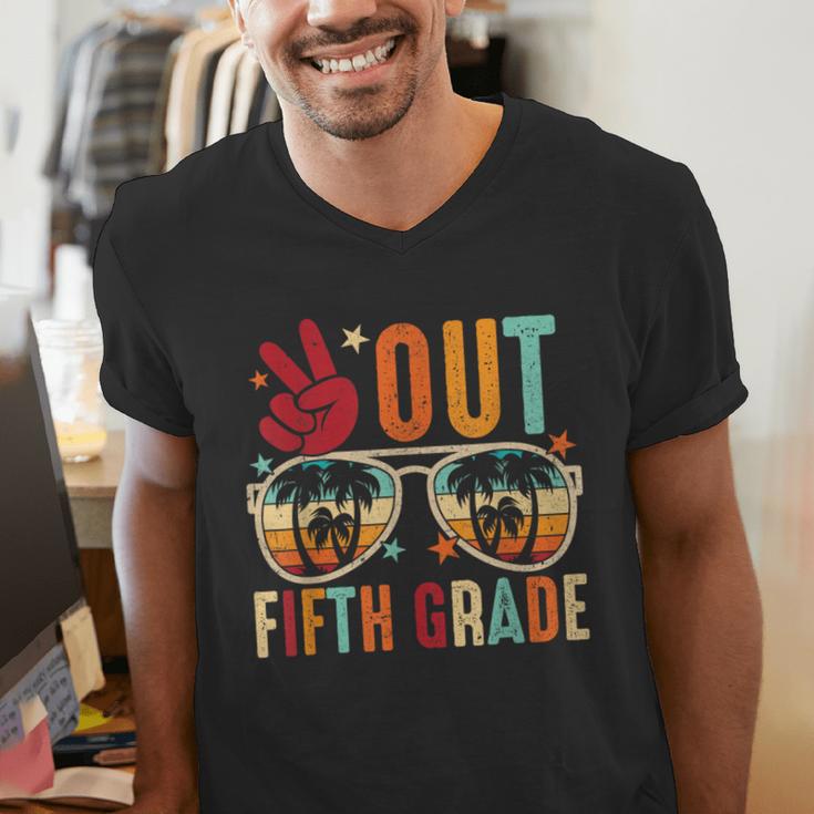 Vintage Peace Out 5th Grade Graduation Last Day Of School Men's V-Neck T-Shirt
