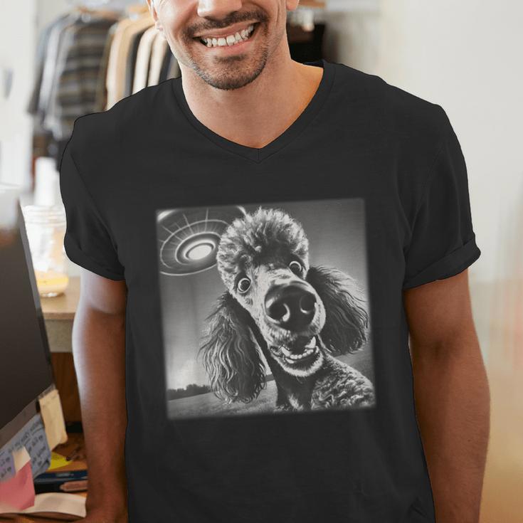 Vintage Poodle Selfie With UFO Alien Photobooth Dog Mom Dad Men's V-Neck T-Shirt