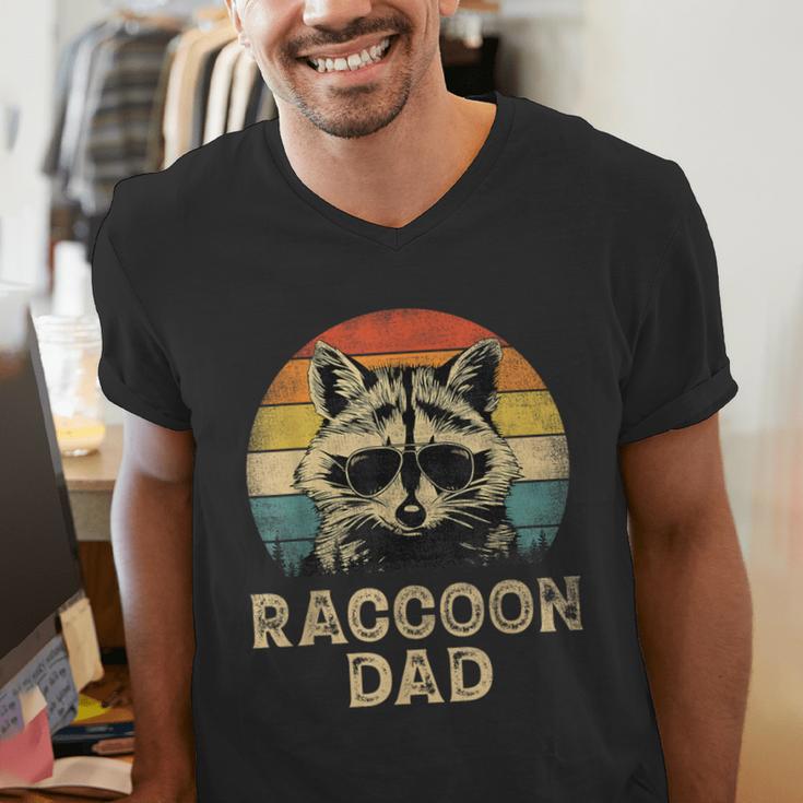 Vintage Raccoon Dad Raccoon Lovers Daddy Father's Day Men's V-Neck T-Shirt