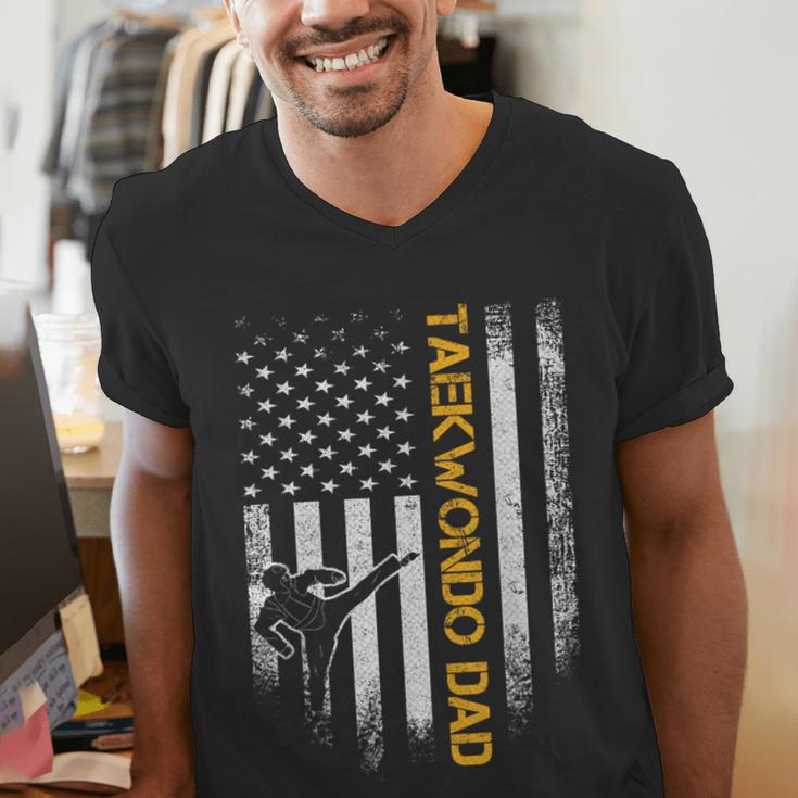 Vintage USA Flag Korea Taekwondo Training Dad Silhouette Men's V-Neck T-Shirt