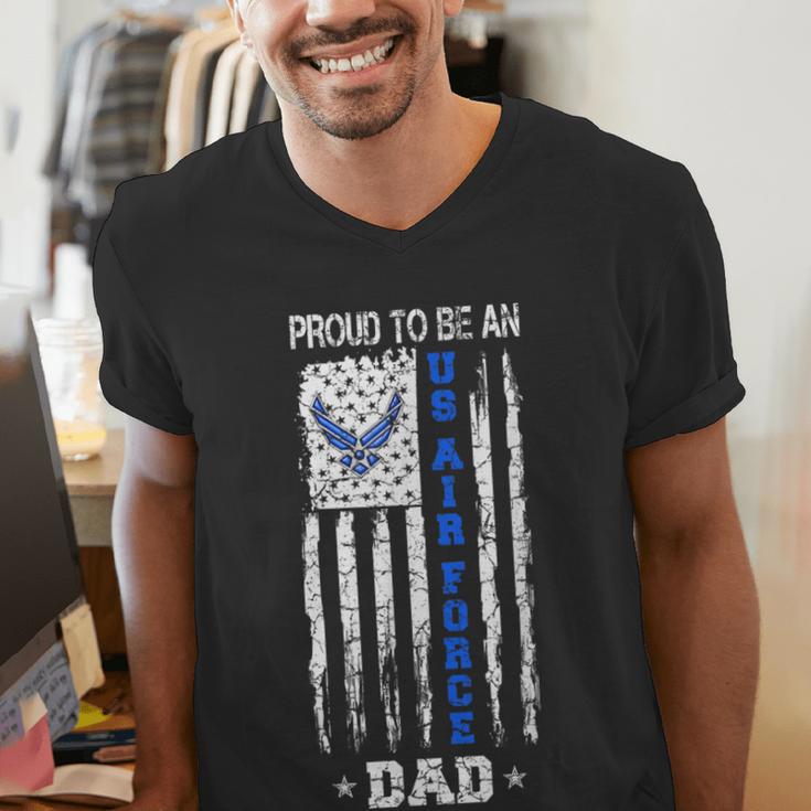 Vintage USA Flag Proud To Be An US Air Force Dad Men's V-Neck T-Shirt