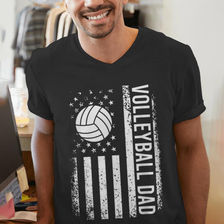 Vintage Volleyball Dad USA Flag Retro Fathers Day Daddy Papa Men's V-Neck T-Shirt