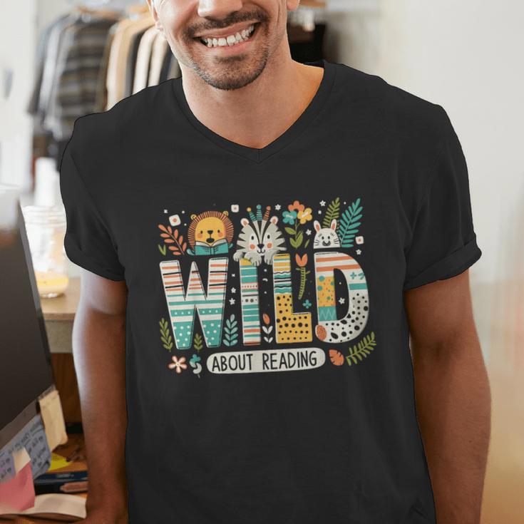 Wild About Reading Bookworm Book Reader Zoo Animals Men's V-Neck T-Shirt
