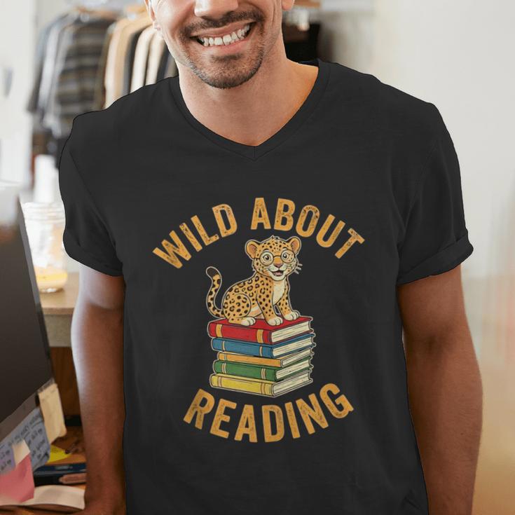 Wild About Reading Cute Leopard Teacher Kids Book Lover Men's V-Neck T-Shirt