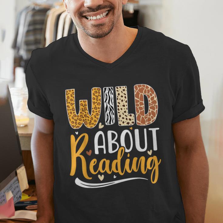 Wild About Reading Lover Bookworm Library Teacher Zoo Animal Men's V-Neck T-Shirt Wild About Reading Lover Bookworm Library Teacher Zoo Animal Men's V-Neck T-Shirt