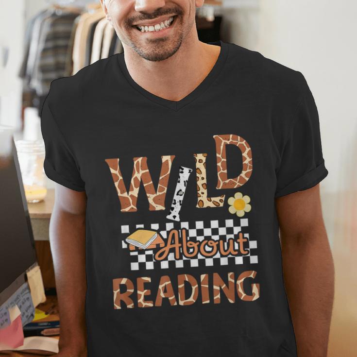 Wild About Reading Teacher Reading Books Back To School Men's V-Neck T-Shirt