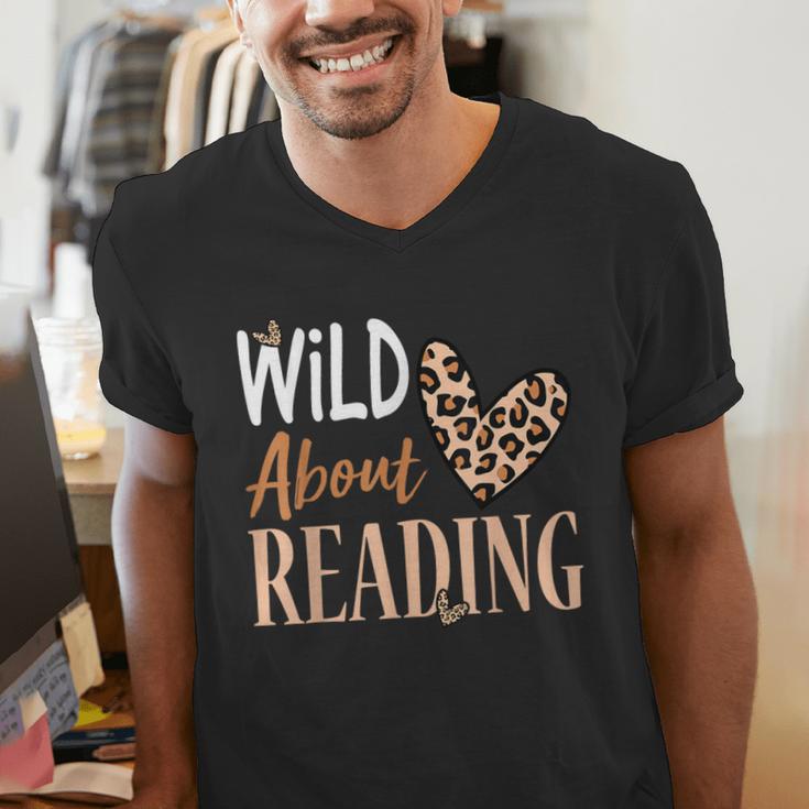 Wild About Reading Teacher Books Reader Lovers Leopard Zebra Men's V-Neck T-Shirt