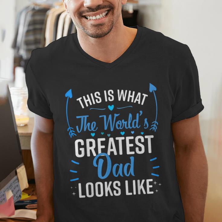 This Is What World's Greatest Dad Looks Like Father's Day Men's V-Neck T-Shirt