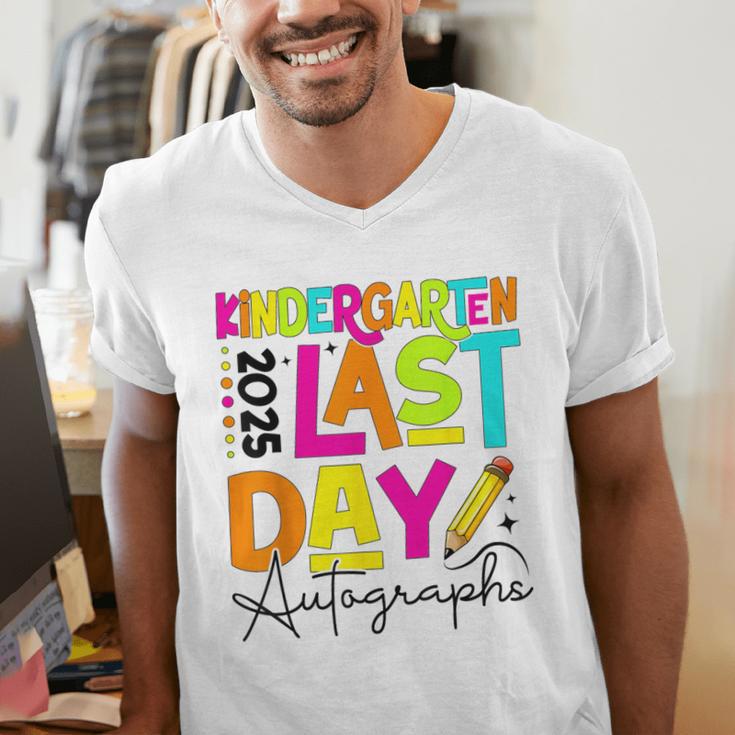 2025 Last Day Of School Autograph Kindergarten Graduation Men's V-Neck T-Shirt