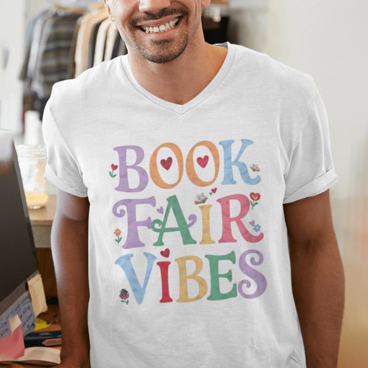 Book Fair Vibes Groovy Retro Reading Men's V-Neck T-Shirt