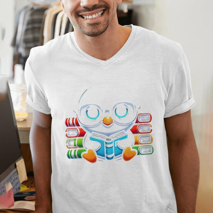 Book Lover Reading Penguin Men's V-Neck T-Shirt