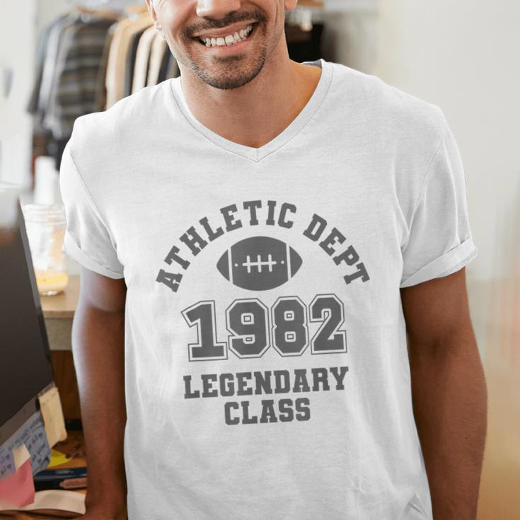 Class Of 1982 Graduation Yr High School Pride Vintage Retro Men's V-Neck T-Shirt