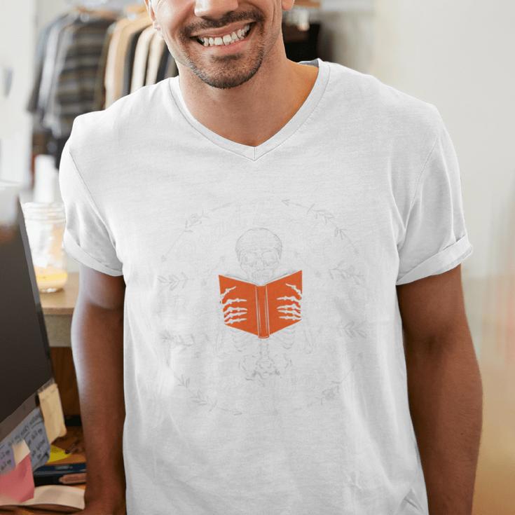 Cool Read Books Be Kind Stay Weird Skeleton Reading Men's V-Neck T-Shirt