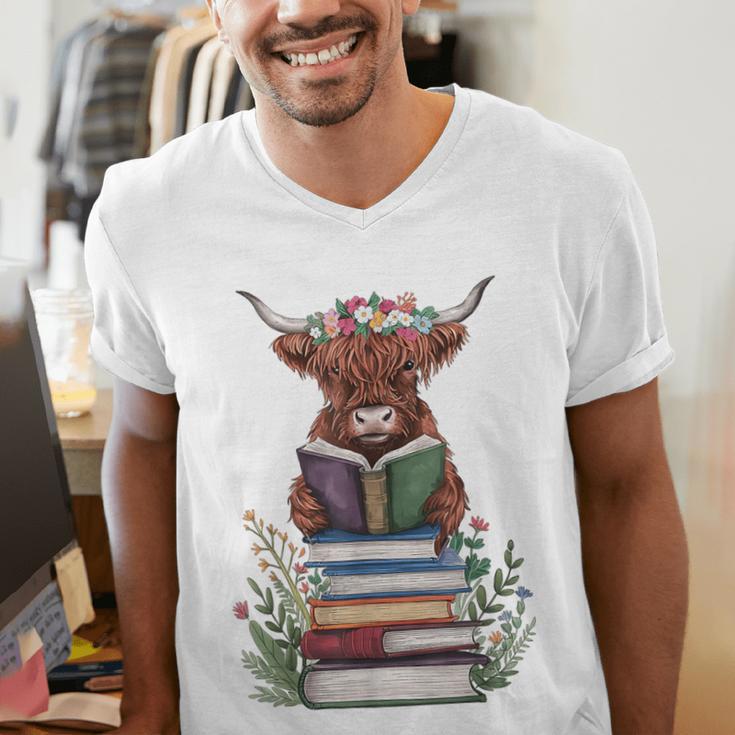 Cute Highland Cow With Book Floral Bookworm Librarian Book Men's V-Neck T-Shirt Cute Highland Cow With Book Floral Bookworm Librarian Book Men's V-Neck T-Shirt