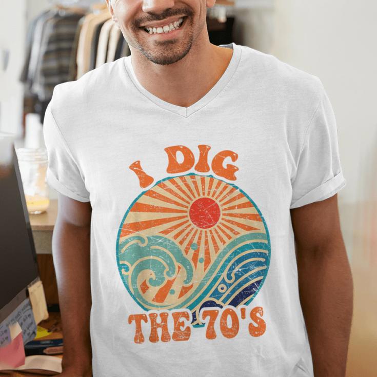 I Dig The 70s Aesthetic Nostalgia 1970's Retro 70s Party Men's V-Neck T-Shirt I Dig The 70s Aesthetic Nostalgia 1970's Retro 70s Party Men's V-Neck T-Shirt