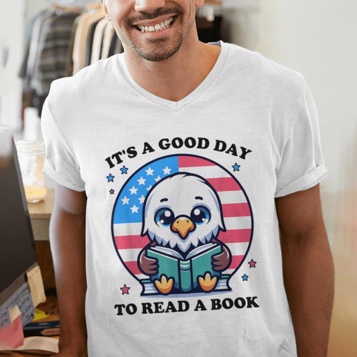 A Good Day To Read a Book Reading Eagle With American Flag Men's V-Neck T-Shirt