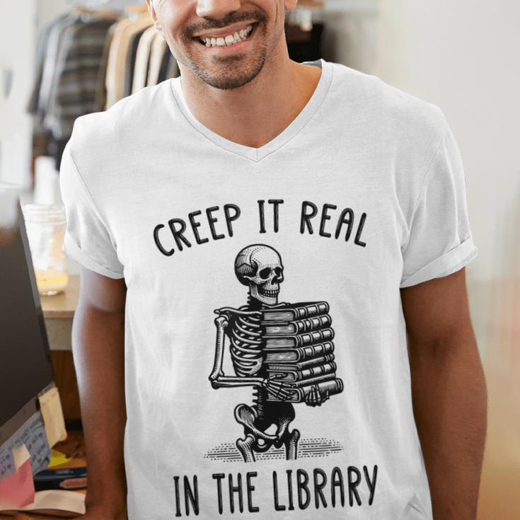 Halloween Skeleton Pun Book Lover Library Joke Men's V-Neck T-Shirt