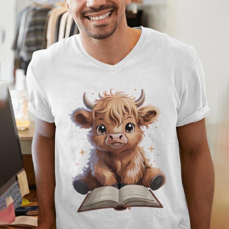 Highland Cow Reading Book Bookworm Men's V-Neck T-Shirt