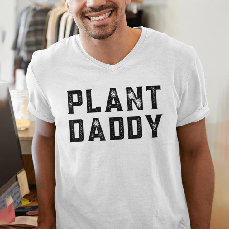 Plant Daddy Dad Gardener Fathers Day Gardening Vintage Men's V-Neck T-Shirt