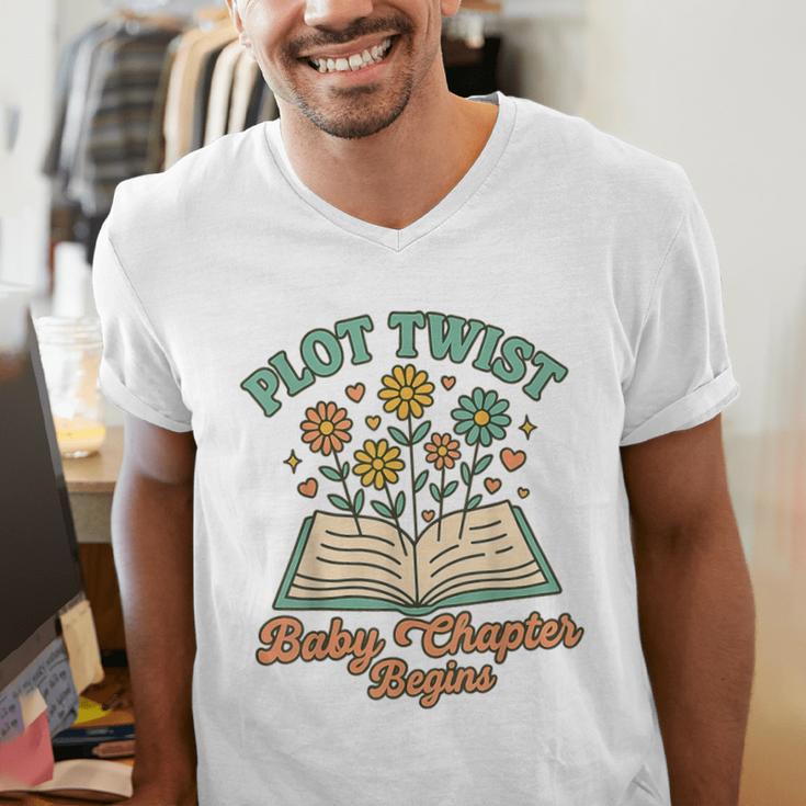 Pregnancy Announcement Book Lover Reveal Pregnant Men's V-Neck T-Shirt
