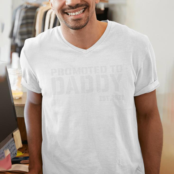 Promoted To Daddy 2022 First Time Fathers New Dad Men's V-Neck T-Shirt