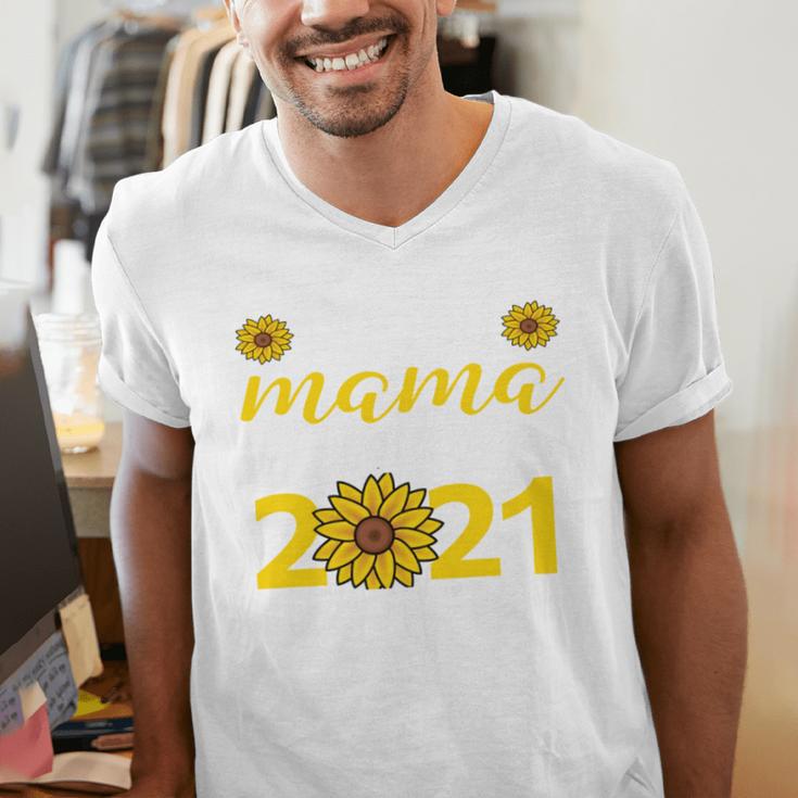 Proud Mama Of a 2021 Graduate Senior Mom 2021 Graduation Men's V-Neck T-Shirt