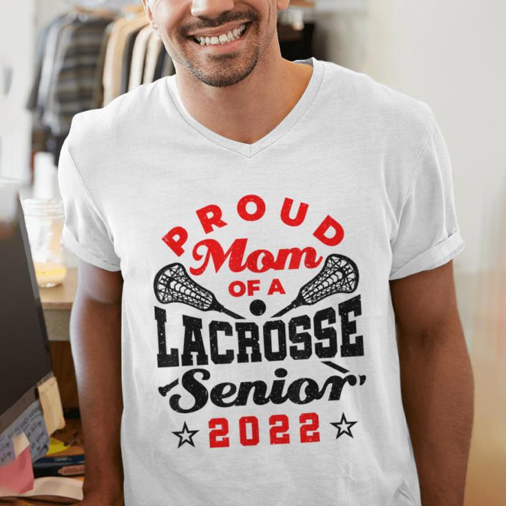 Proud Mom Of a Lacrosse Senior 2022 Graduation Men's V-Neck T-Shirt
