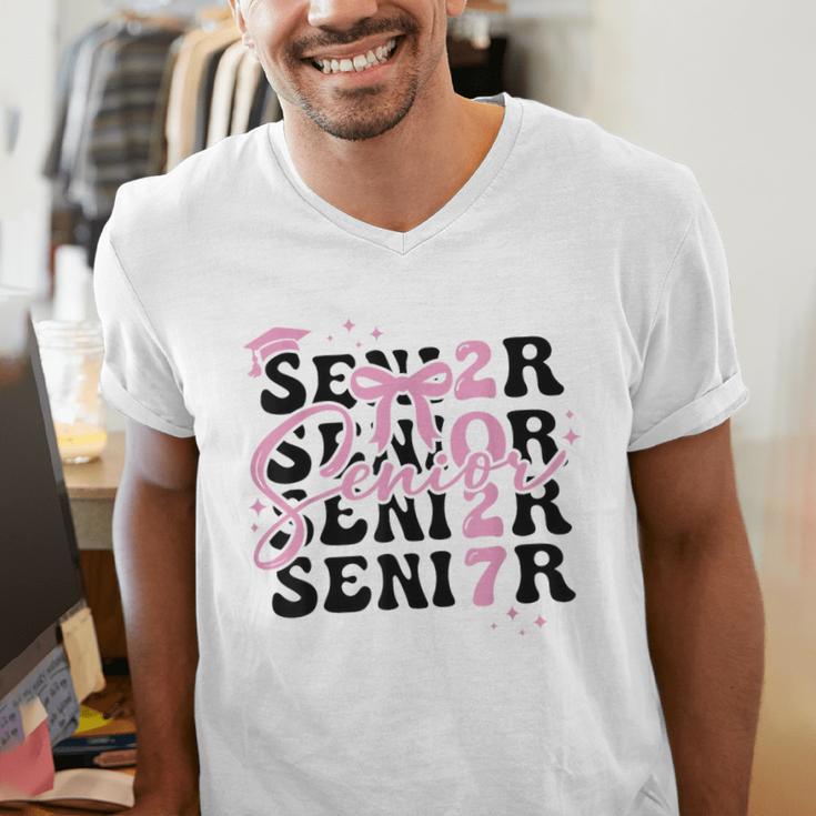 Senior 2027 Class Of 2027 Coquette Pink Bow Graduation 2027 Men's V-Neck T-Shirt
