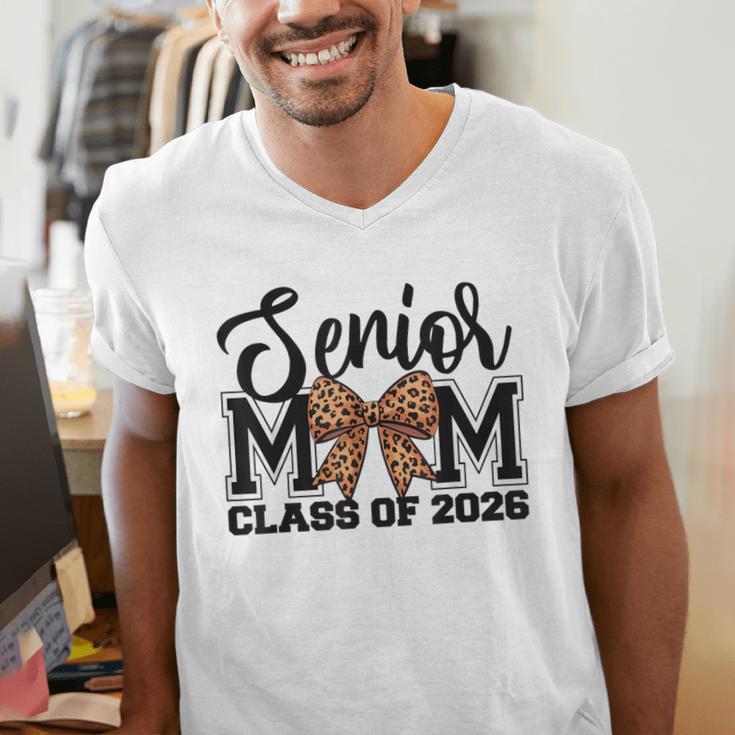 Senior Mom Class Of 2026 Graduation Leopard Coquette Bow Men's V-Neck T-Shirt