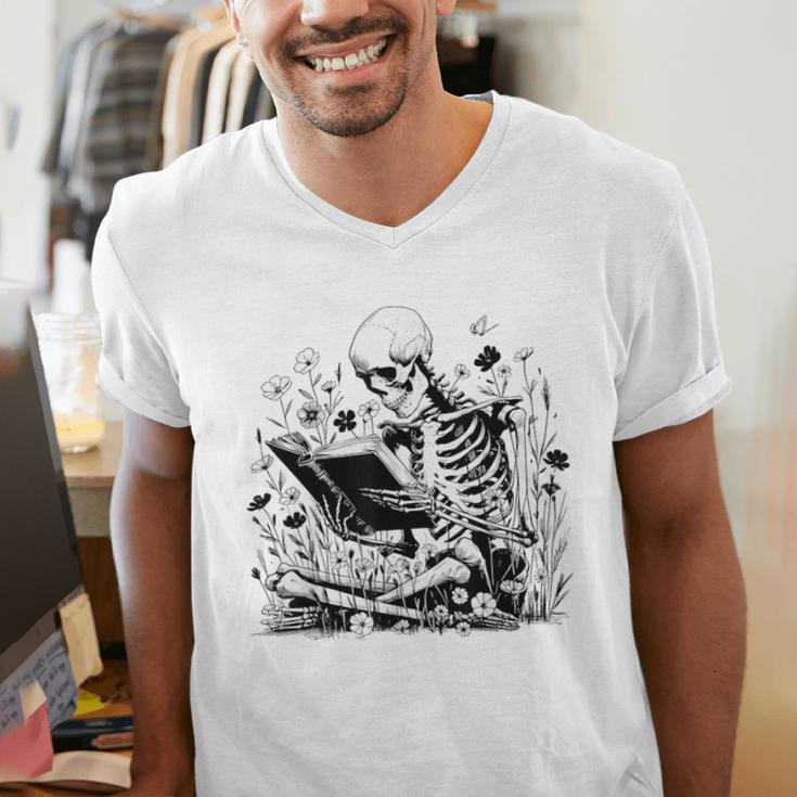 Skeleton Skull Halloween Book Reading Books Lover Teacher Men's V-Neck T-Shirt