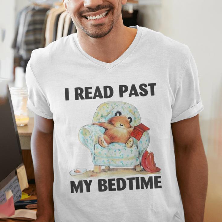 Vintage I Read Past My Bedtime Cute Sleeping Bear Book Lover Men's V-Neck T-Shirt