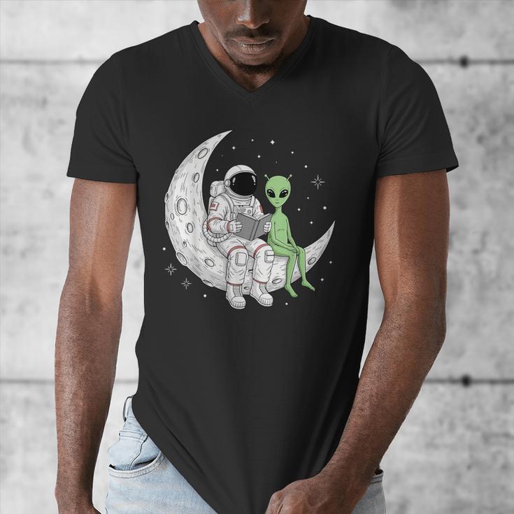 Astronaut Reading Book To Alien Moon Space Book Lover Men Men's V-Neck T-Shirt