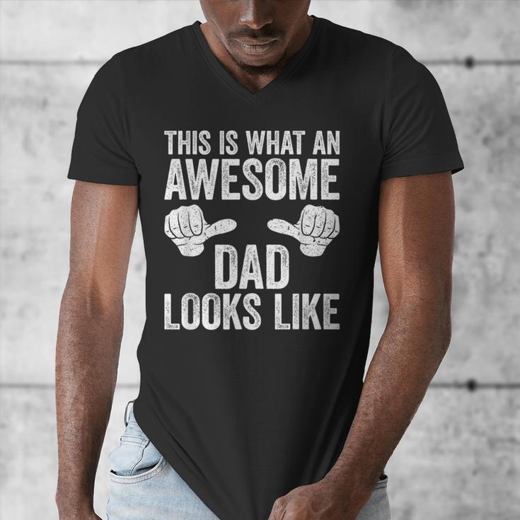 This Is What An Awesome Dad Looks Like Shirt Men Fathers Day Men's V-Neck T-Shirt