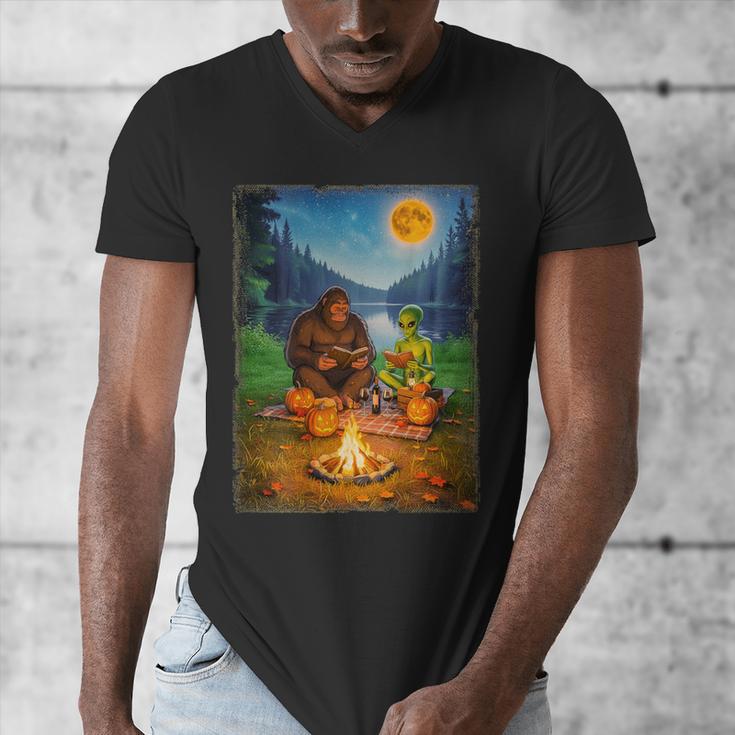 Bigfoot And Alien Reading Books Campfire Halloween Men's V-Neck T-Shirt