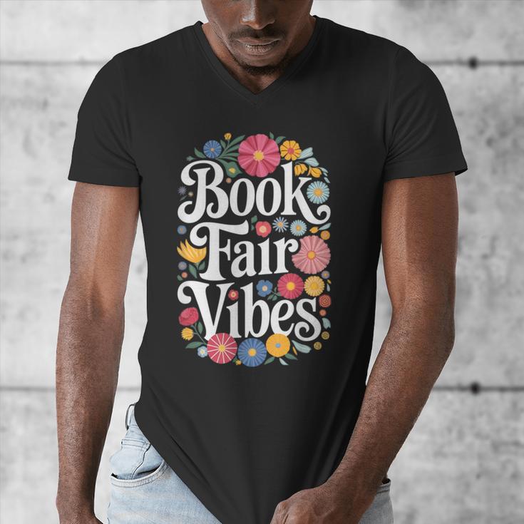 Book Fair Vibes Groovy 70s Retro School Librarian Men's V-Neck T-Shirt