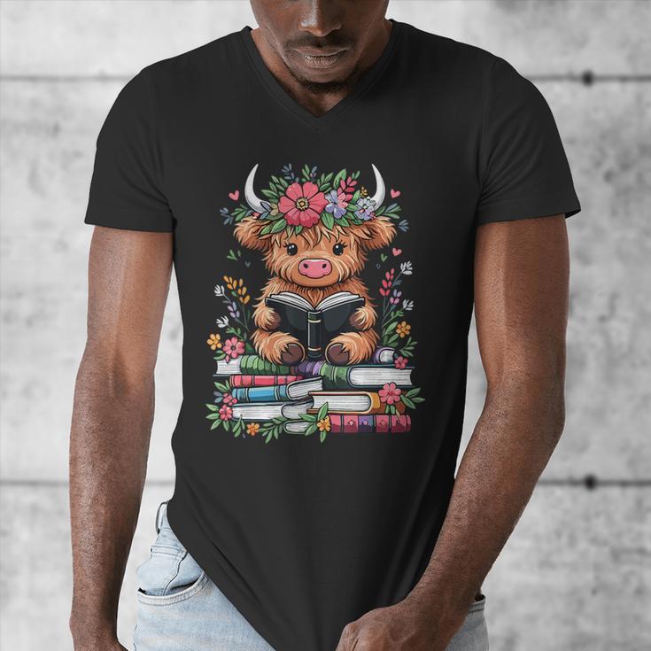 Bookworm Cute Baby Highland Cow Reading Book Men's V-Neck T-Shirt