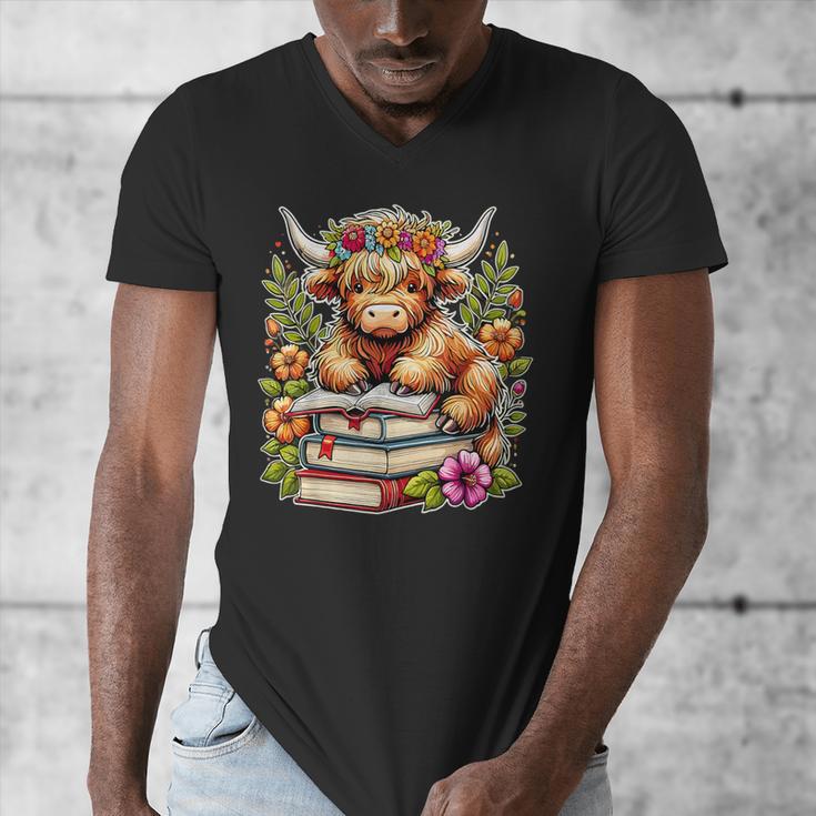Bookworm Cute Highland Cow Reading Book Men's V-Neck T-Shirt